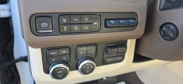 Used 2024 GMC Yukon Denali w/ Advanced Technology Package AWD/4WD image 20