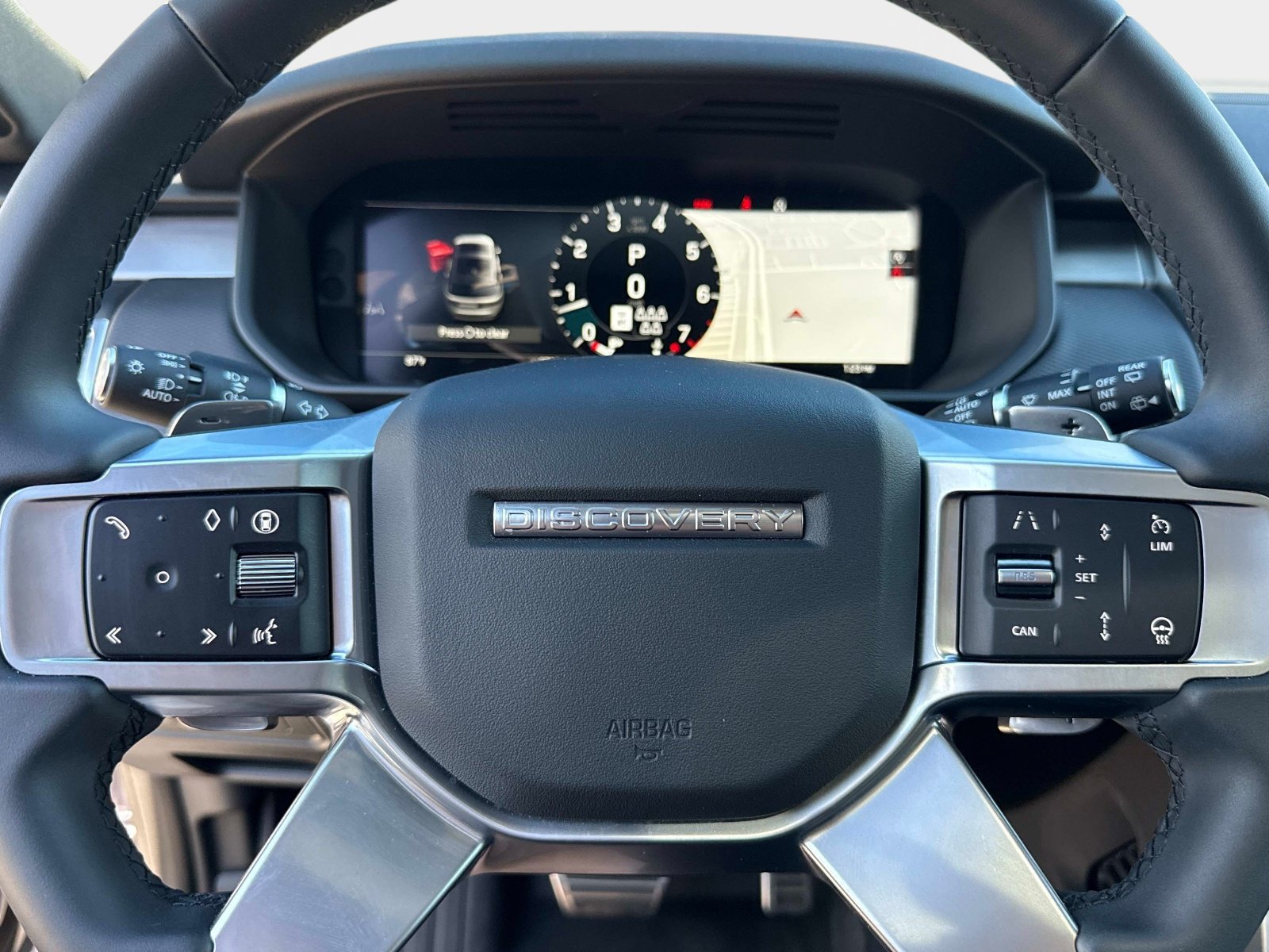 Used 2026 Land Rover Discovery Dynamic SE AWD/4WD image 28