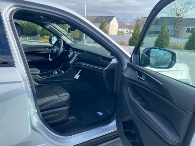 New 2025 Jeep Grand Cherokee Altitude image 26