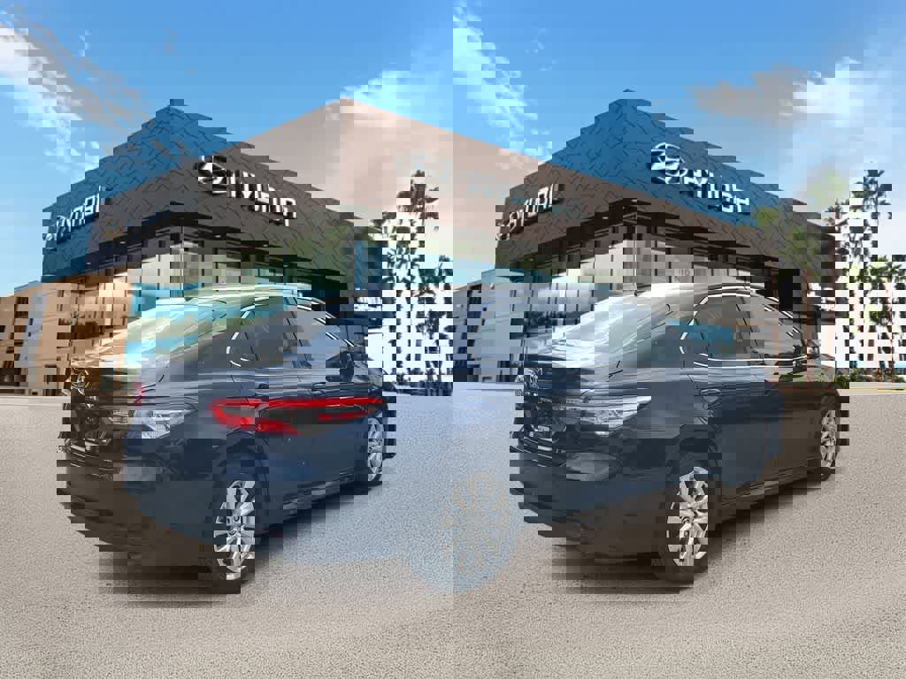 Used 2020 Toyota Camry LE image 3