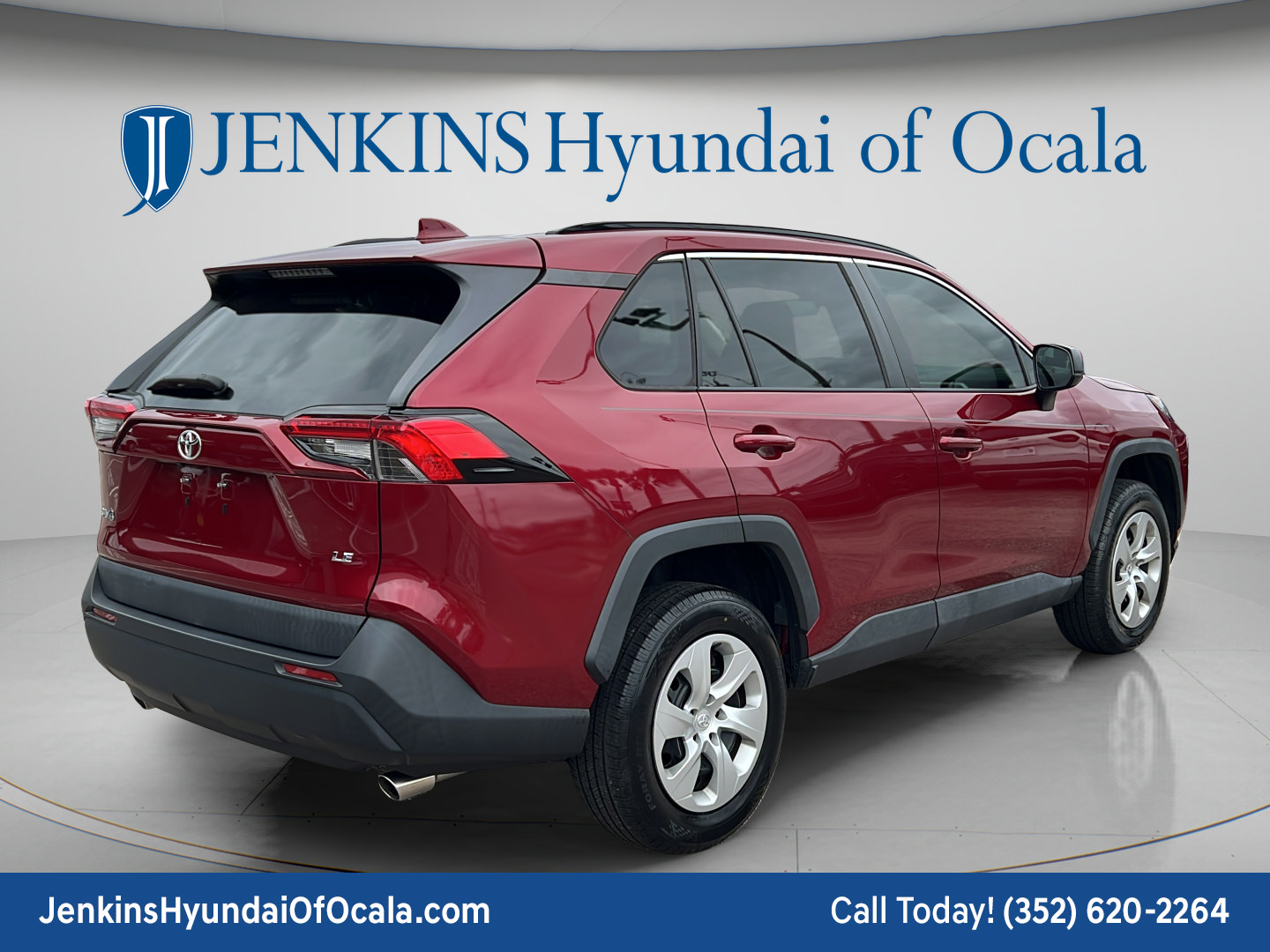 Used 2020 Toyota RAV4 LE FWD image 3
