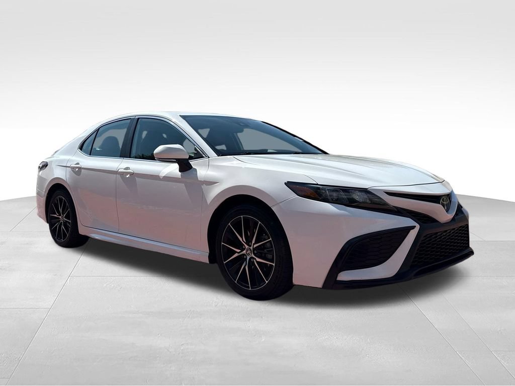 Used 2022 Toyota Camry SE FWD image 1