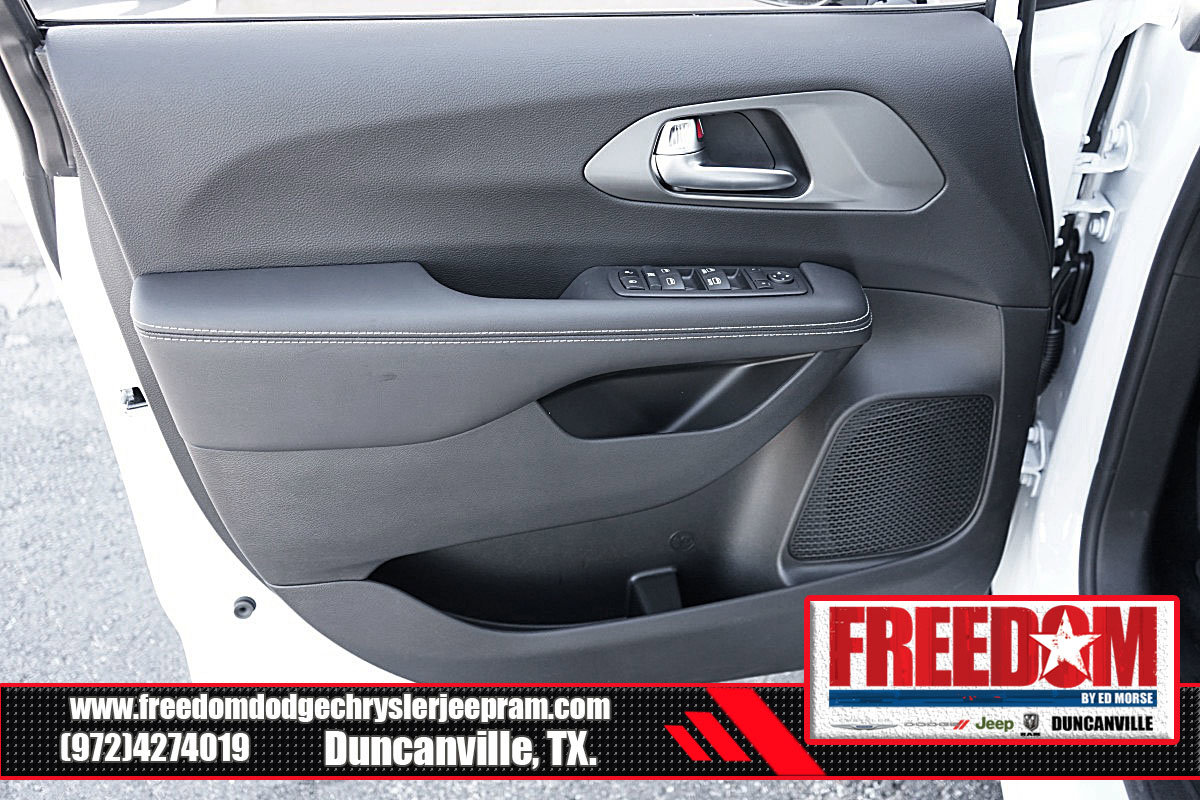 New 2025 Chrysler Voyager LX FWD image 38