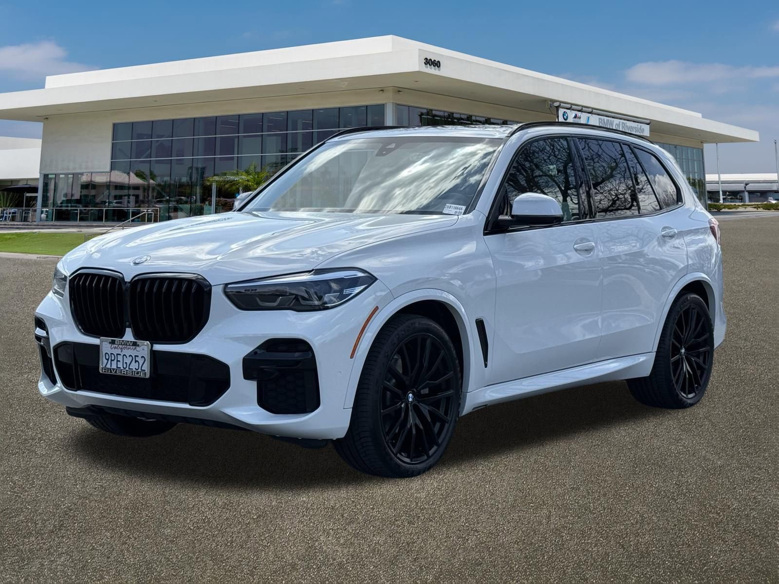 Used 2023 BMW X5 xDrive40i w/ M Sport Package image 4