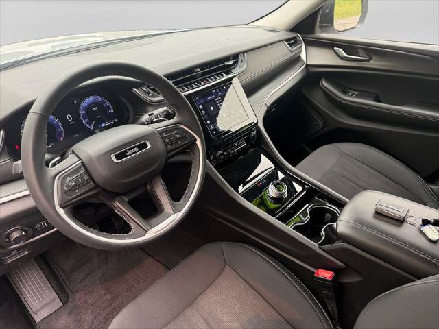 Certified 2023 Jeep Grand Cherokee Laredo AWD/4WD image 14