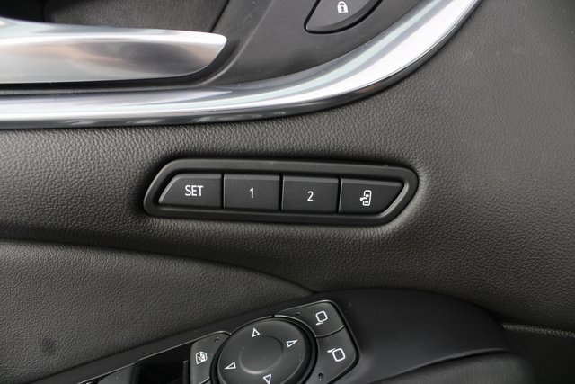 Used 2022 Buick Enclave Avenir w/ Avenir Technology Package image 17