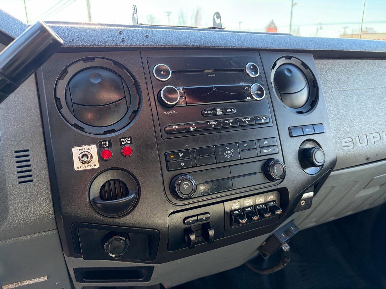 Used 2015 Ford F550 4WD Crew Cab 176 WB 60 CA XL image 19