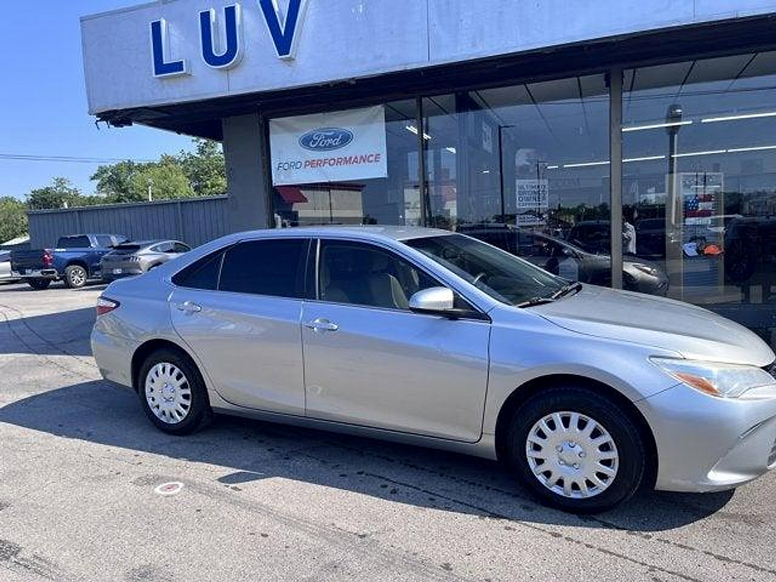 Used 2017 Toyota Camry LE FWD image 2