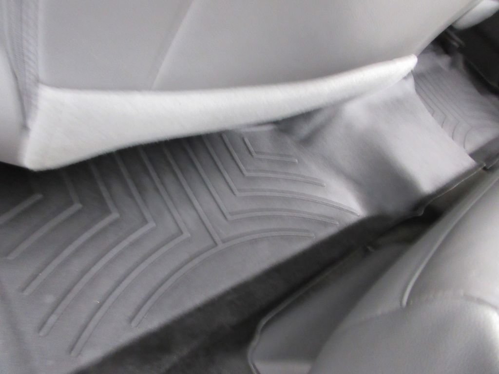 Used 2018 Chevrolet Suburban LT RWD image 30