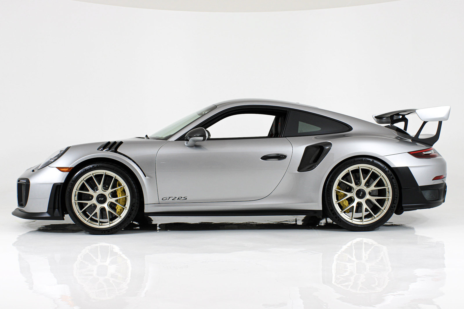 Used 2018 Porsche 911 GT2 RS RWD image 3