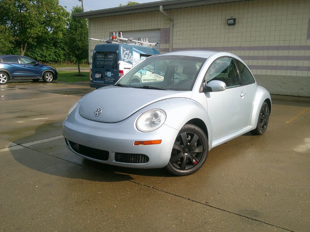 Used 2010 Volkswagen Beetle Coupe FWD image 1
