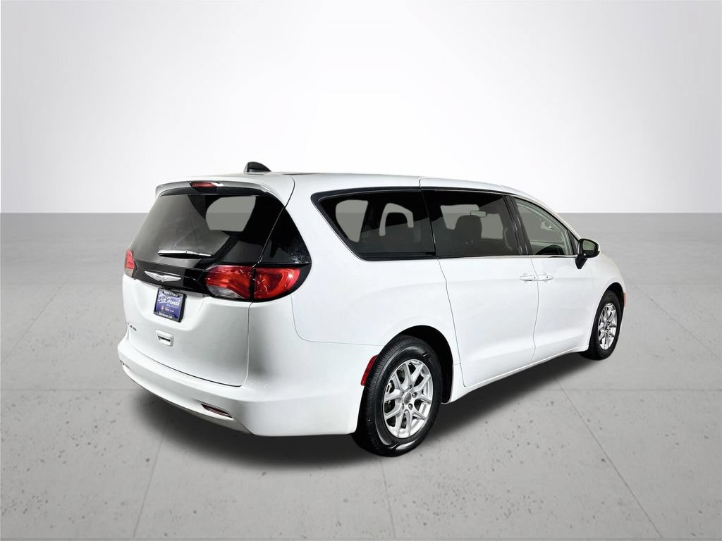 Used 2023 Chrysler Voyager LX FWD image 6