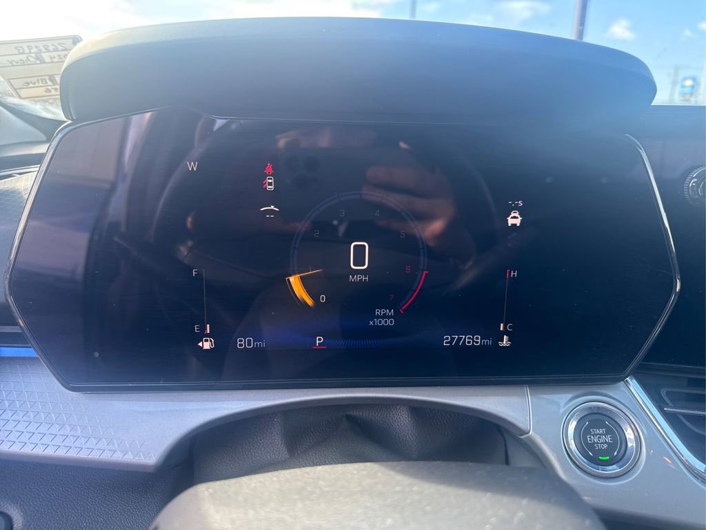 Used 2024 Chevrolet Trax LT w/ Sunroof Package FWD image 13