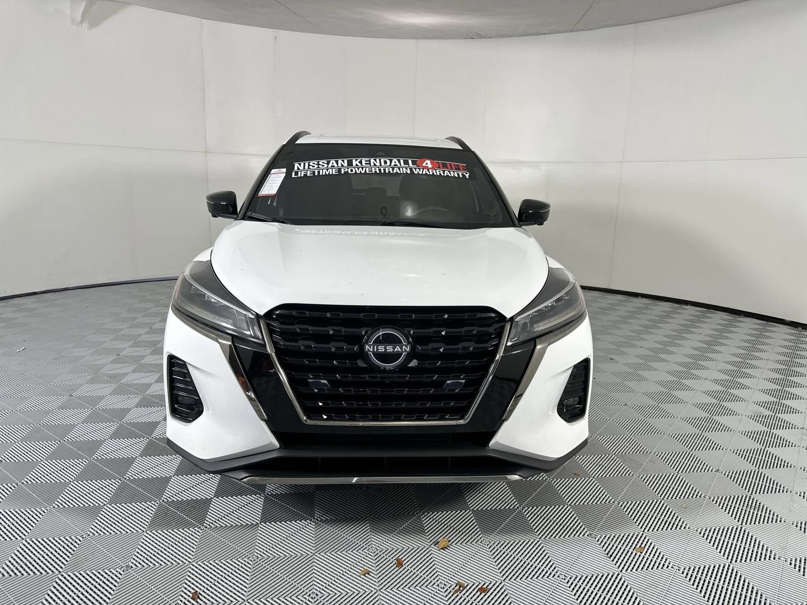 Used 2023 Nissan Kicks SR image 3