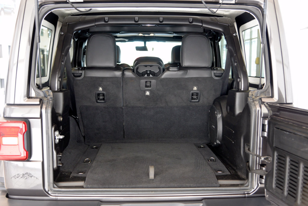 Used 2019 Jeep Wrangler Unlimited Sahara AWD/4WD image 29