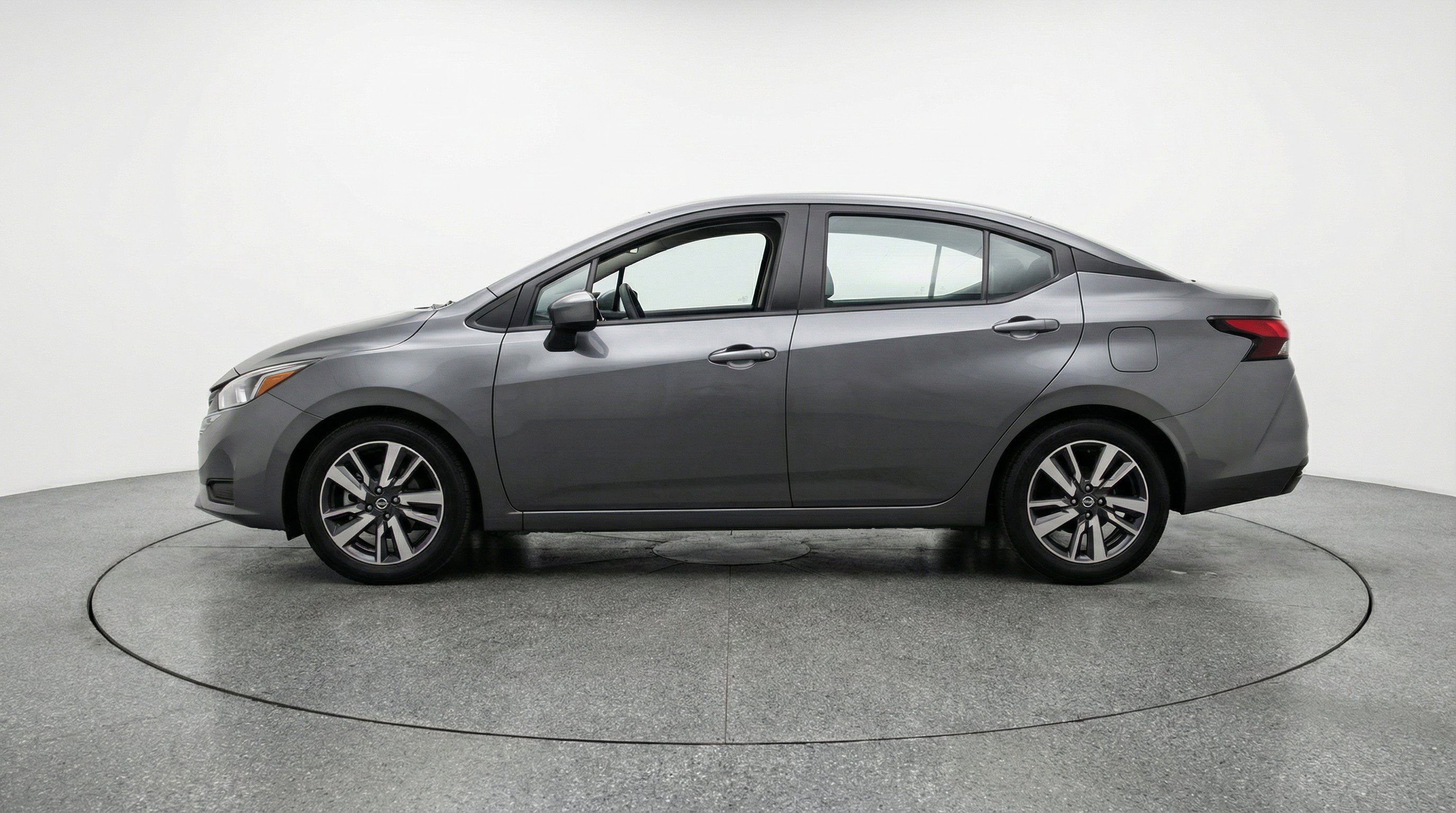 Used 2025 Nissan Versa SV FWD image 5