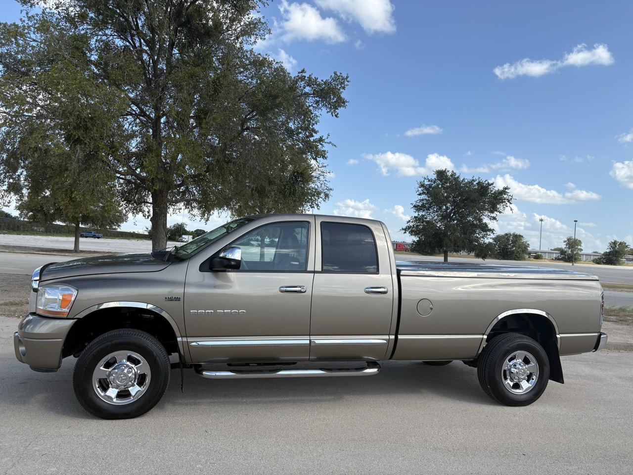 Used 2006 Dodge Ram 2500 Truck Laramie AWD/4WD image 2