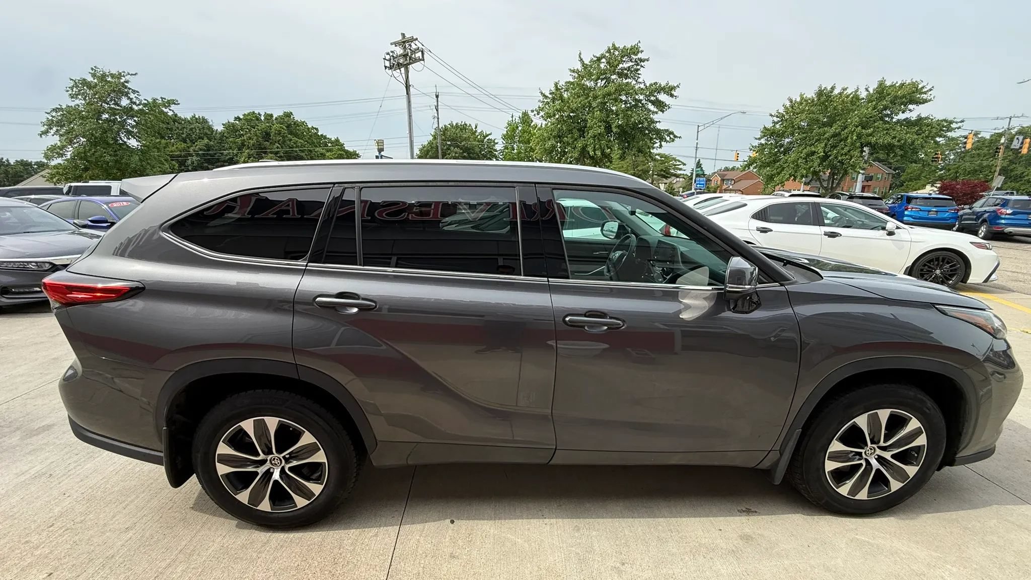 Used 2022 Toyota Highlander XLE AWD/4WD image 7