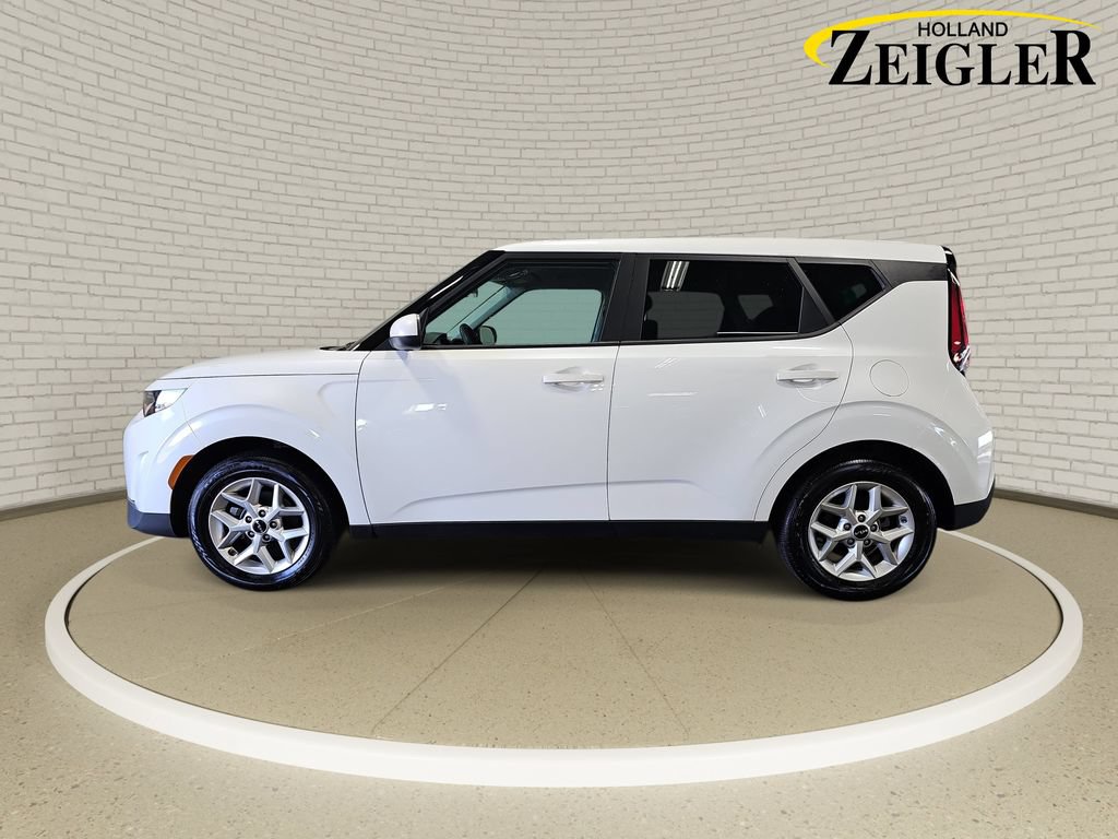 Certified 2025 Kia Soul LX w/ LX Technology Package FWD image 8