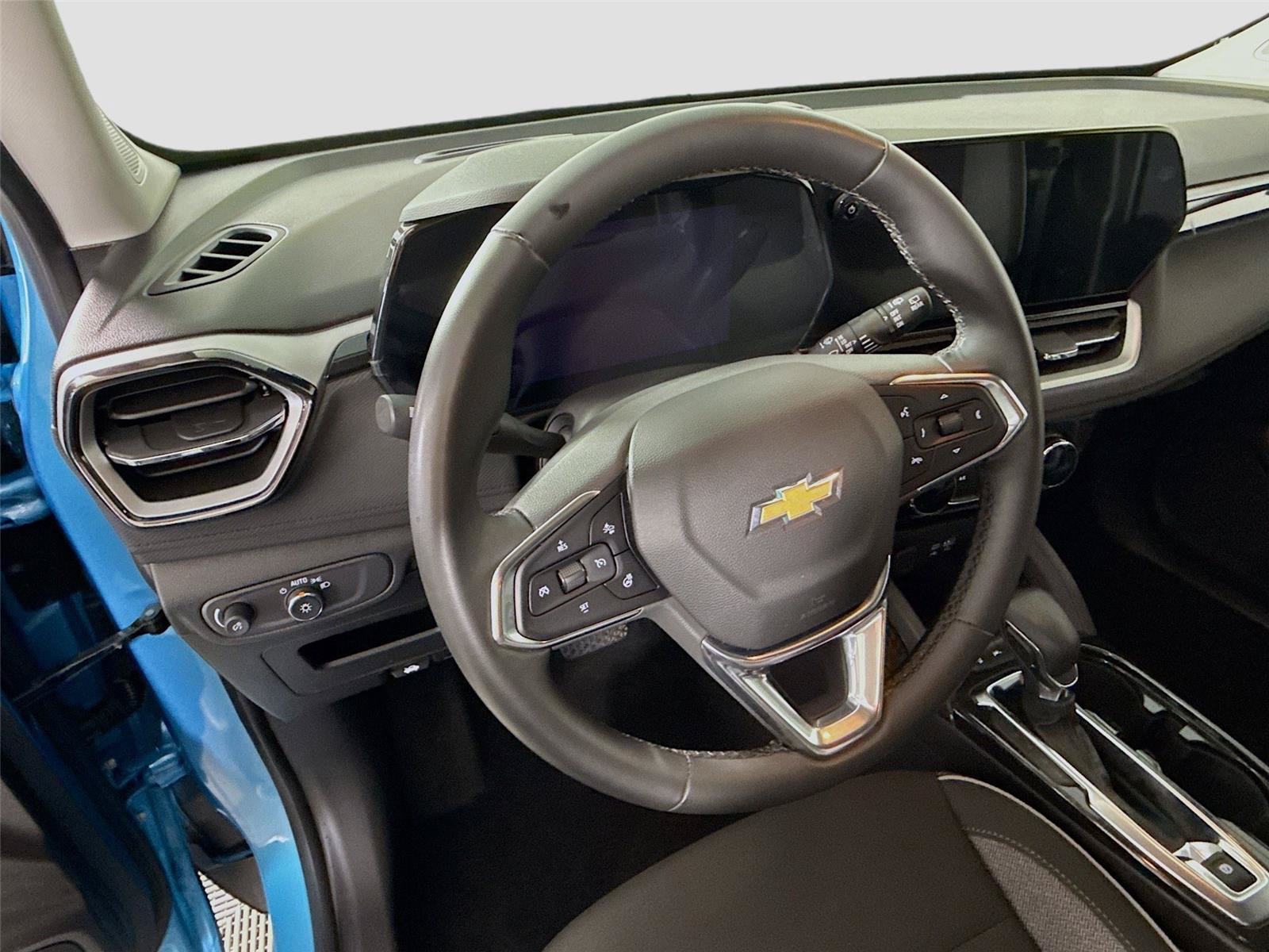 Used 2025 Chevrolet TrailBlazer LT w/ LT Cold Weather Package AWD/4WD image 5