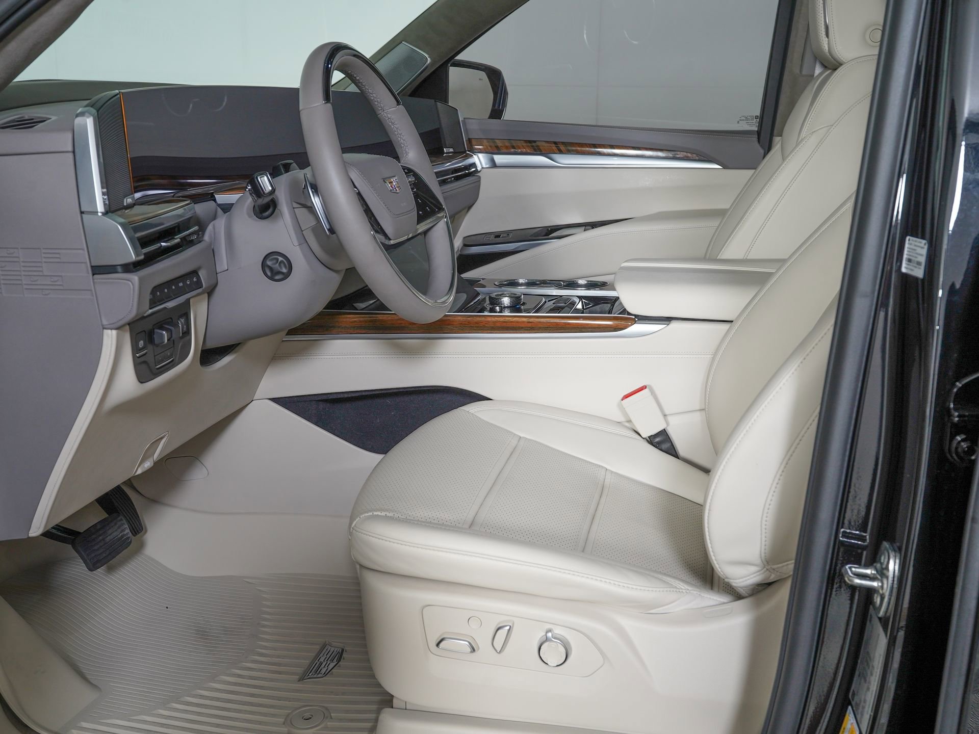 Used 2026 Cadillac Escalade Platinum Sport w/ LPO, Floor Liner Package AWD/4WD image 17