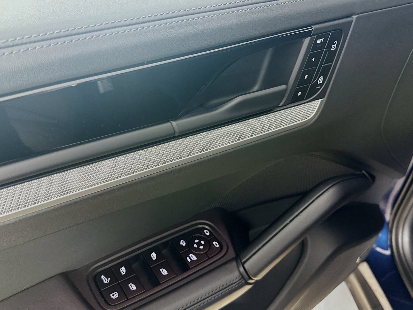Used 2025 Porsche Cayenne E-Hybrid AWD/4WD image 18