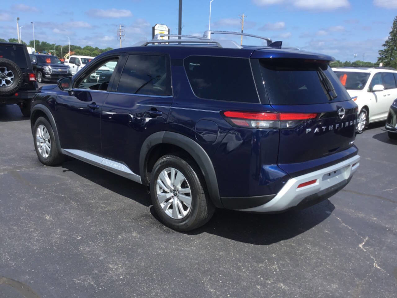 Used 2022 Nissan Pathfinder SV image 8