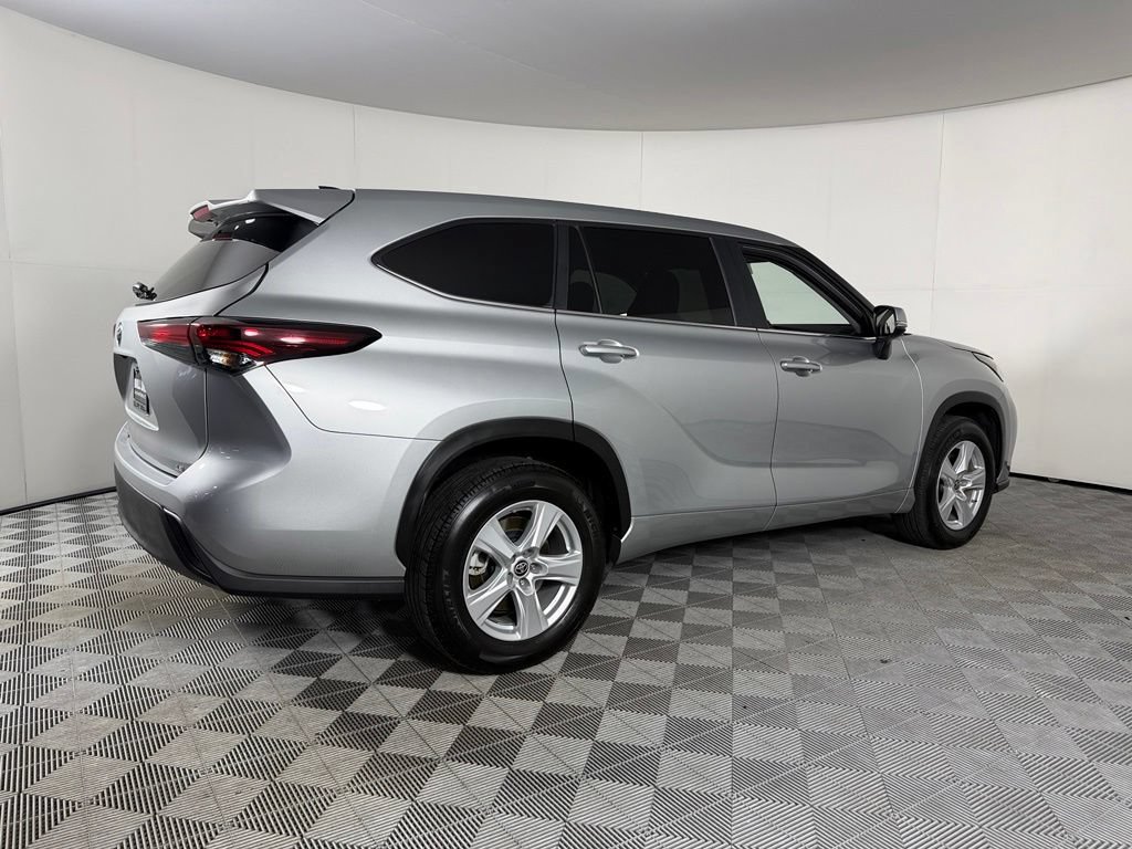 Used 2025 Toyota Highlander LE FWD image 5