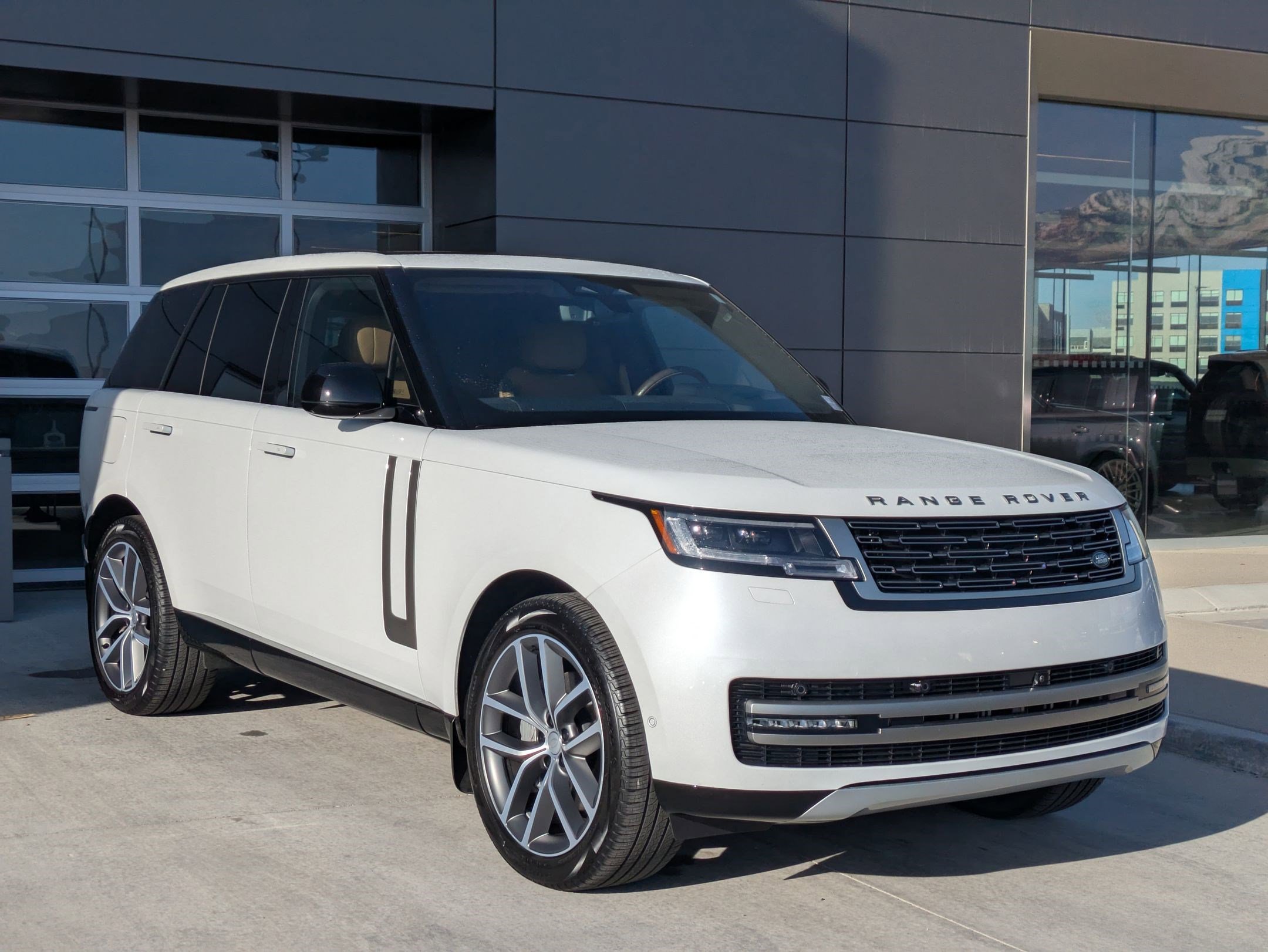 Certified 2024 Land Rover Range Rover SE image 3