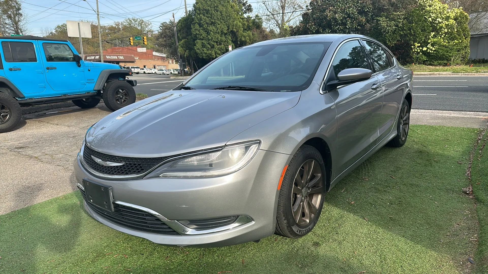 Used 2016 Chrysler 200 Limited w/ Convenience Group image 3