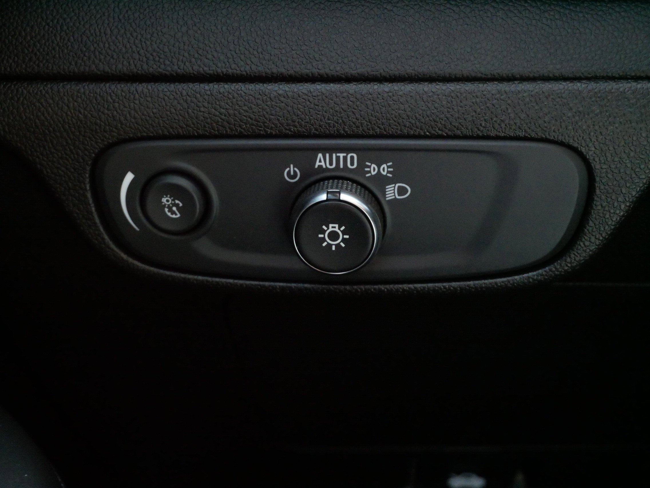 Used 2022 Chevrolet Bolt EUV Premier w/ Sun & Sound Package image 27