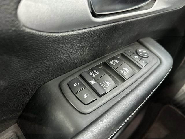 Used 2025 Chrysler Pacifica Limited AWD/4WD image 16