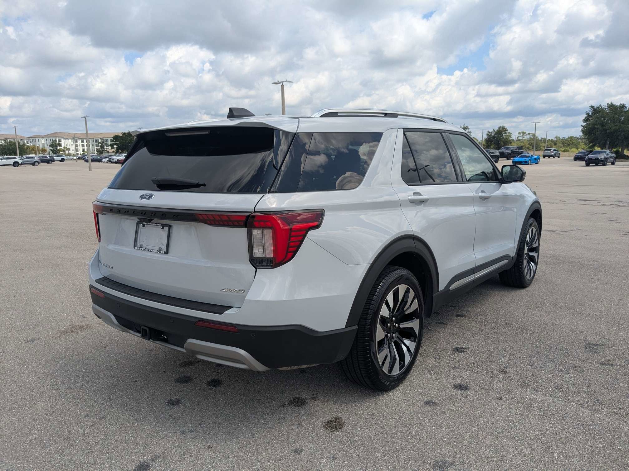 Used 2025 Ford Explorer Platinum w/ LUX Leather Package AWD/4WD image 4