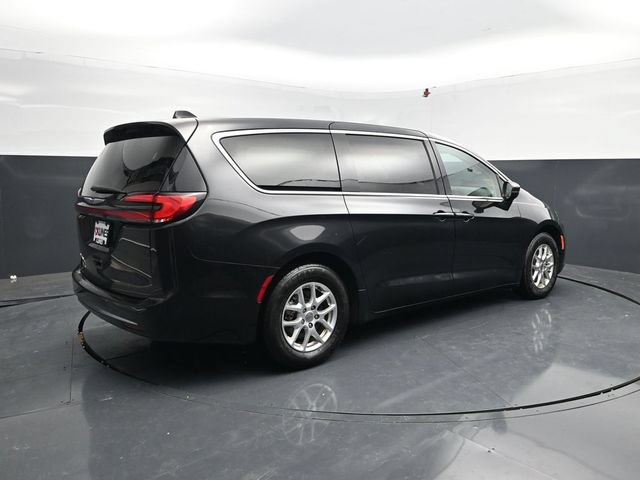 Used 2023 Chrysler Pacifica Touring-L FWD image 8