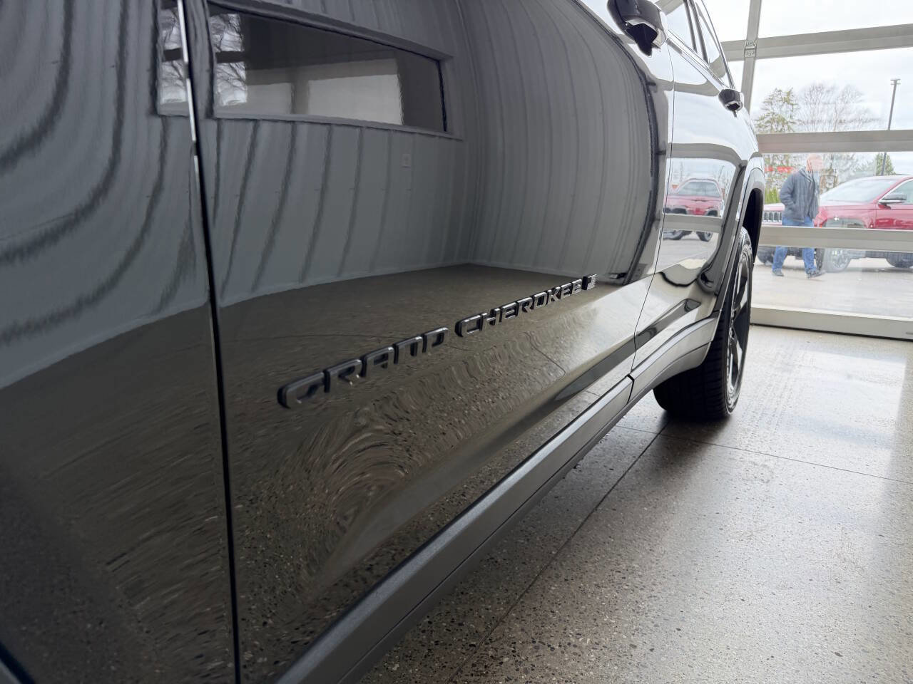 Used 2023 Jeep Grand Cherokee L Laredo AWD/4WD image 3