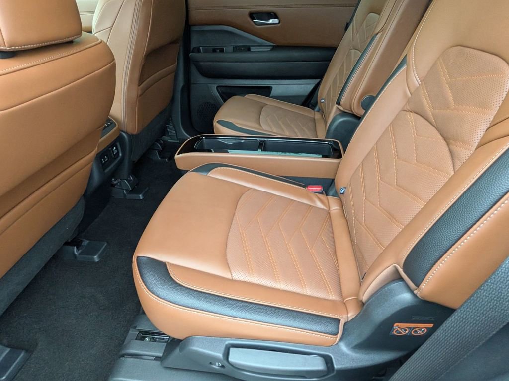 Used 2025 Nissan Pathfinder Platinum AWD/4WD image 21