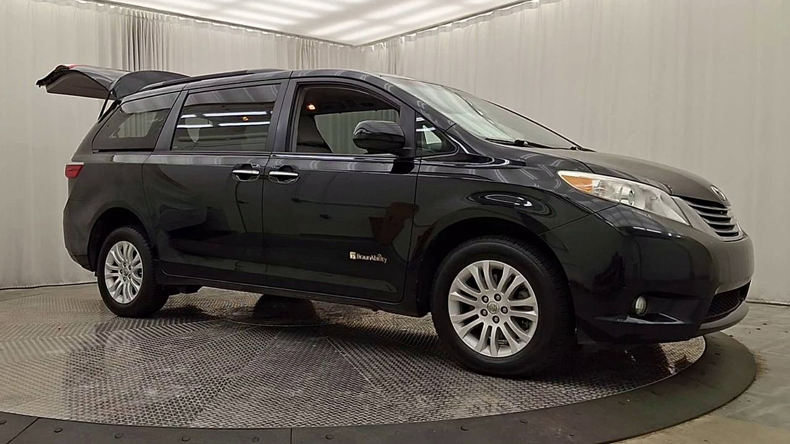 Used 2015 Toyota Sienna XLE w/ XLE Navigation Package FWD image 2