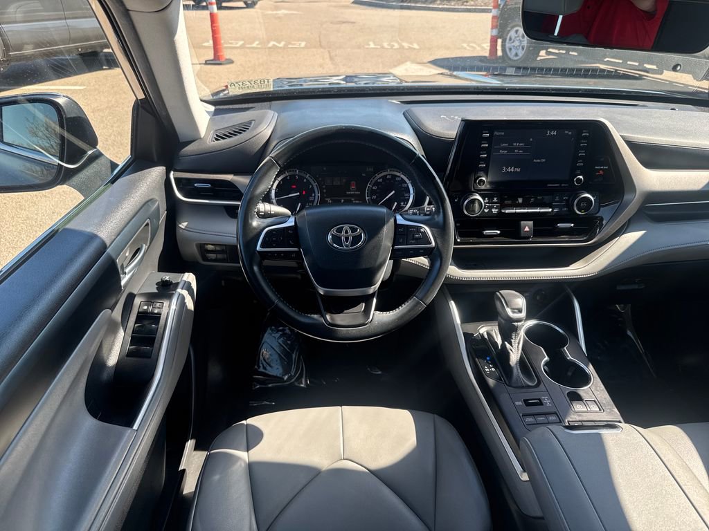 Used 2022 Toyota Highlander XLE AWD/4WD image 13