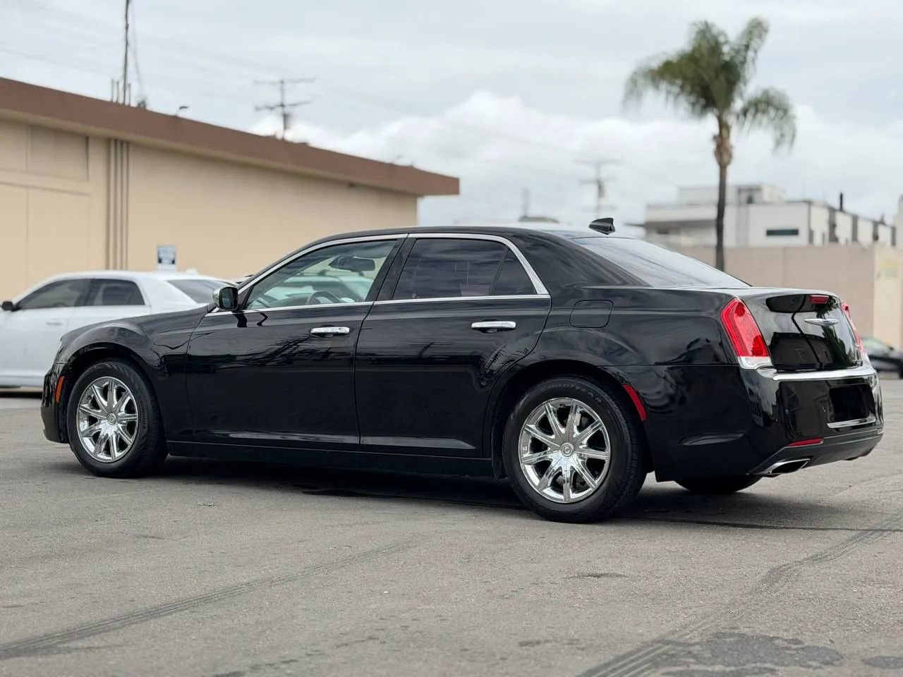 Used 2018 Chrysler 300 Limited RWD image 9