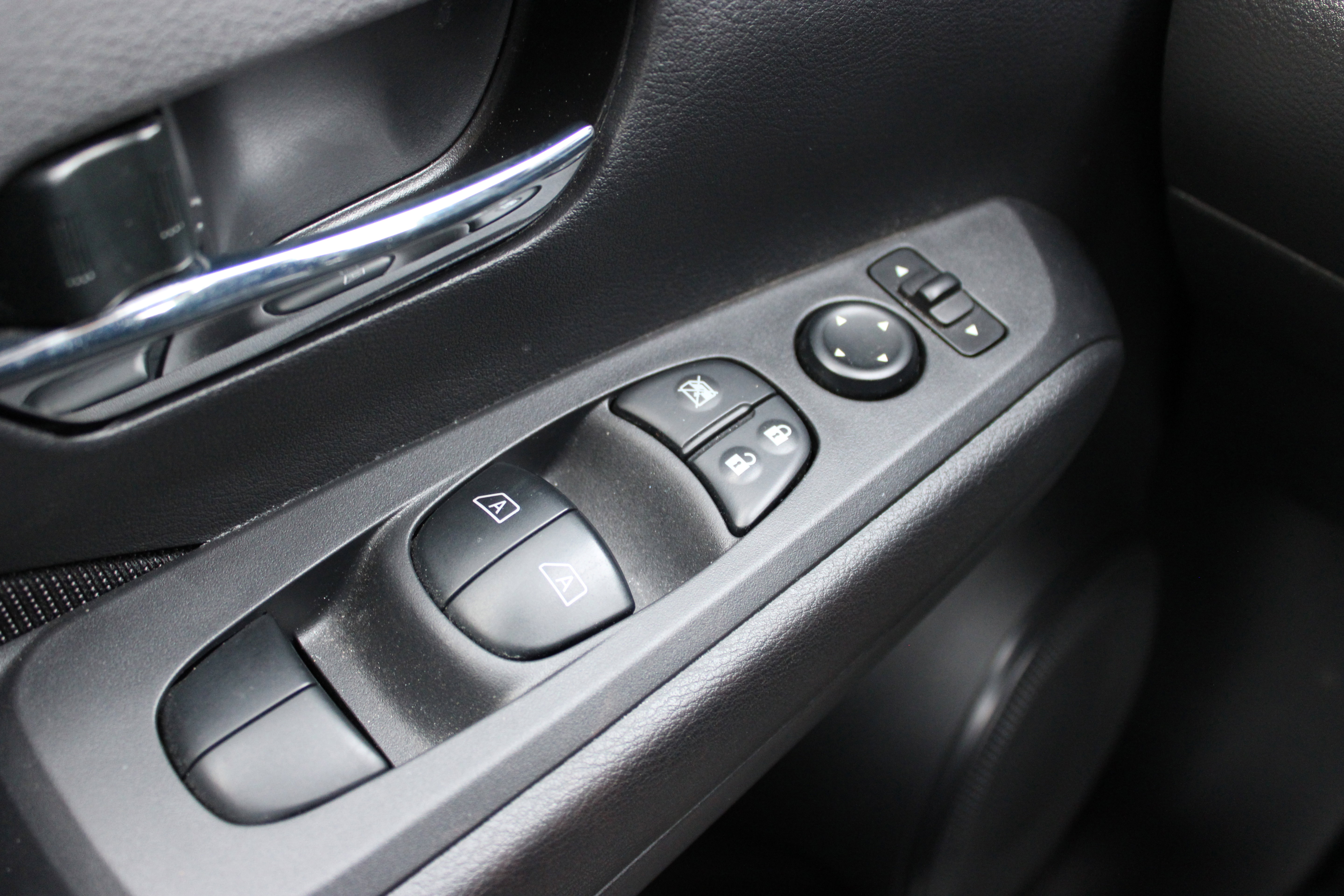 Certified 2024 Nissan Kicks SV image 27