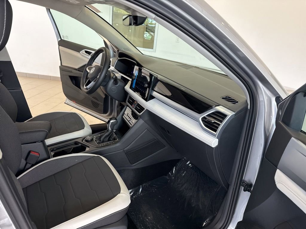 New 2025 Volkswagen Taos SE image 13
