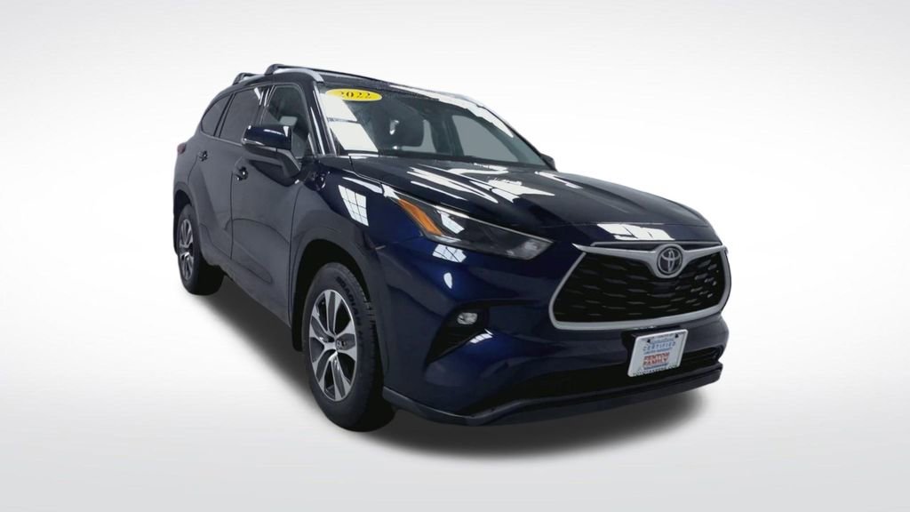 Used 2022 Toyota Highlander XLE image 2