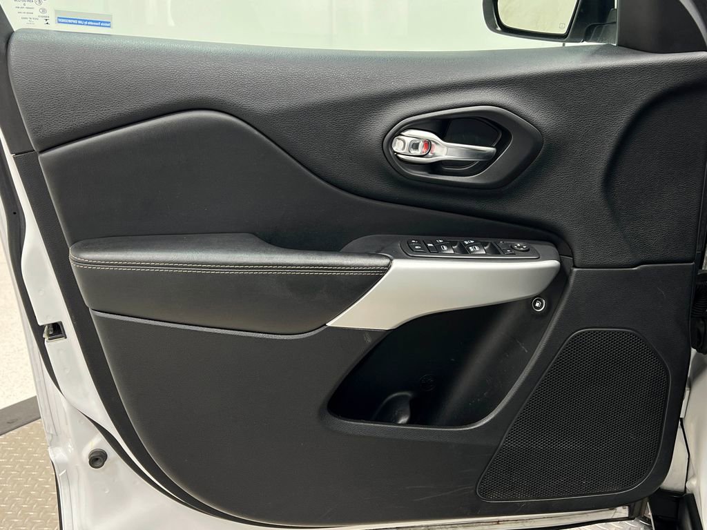 Used 2018 Jeep Cherokee Latitude Plus w/ Comfort/Convenience Group image 13