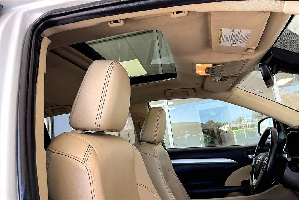Used 2019 Toyota Highlander XLE AWD/4WD image 28