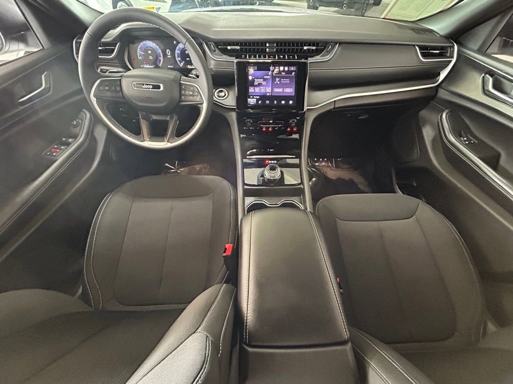 Used 2025 Jeep Grand Cherokee L Laredo image 10