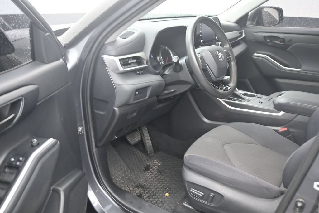 Used 2021 Toyota Highlander L FWD image 10