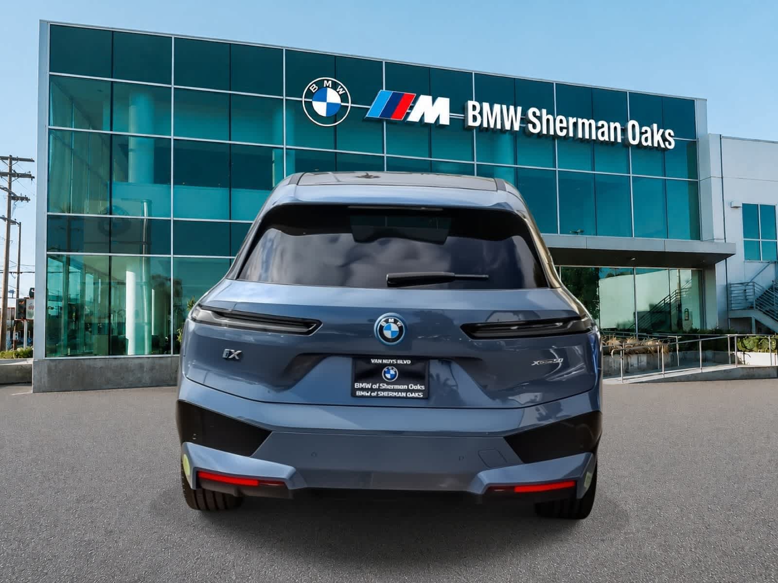 Used 2024 BMW iX xDrive50 w/ Sport Package AWD/4WD image 5