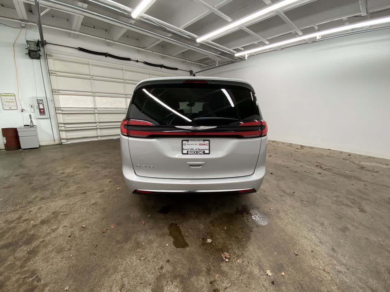 Used 2024 Chrysler Pacifica Touring-L FWD image 5