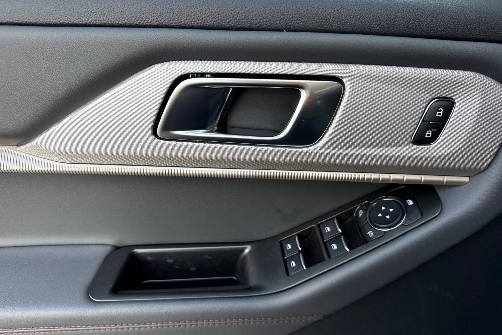 New 2026 Ford Explorer Active w/ Active Comfort Package image 10