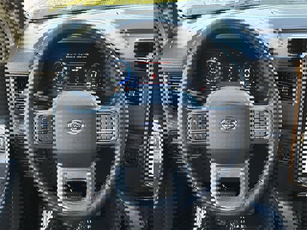 Used 2022 Ford F150 Lightning Lariat image 11